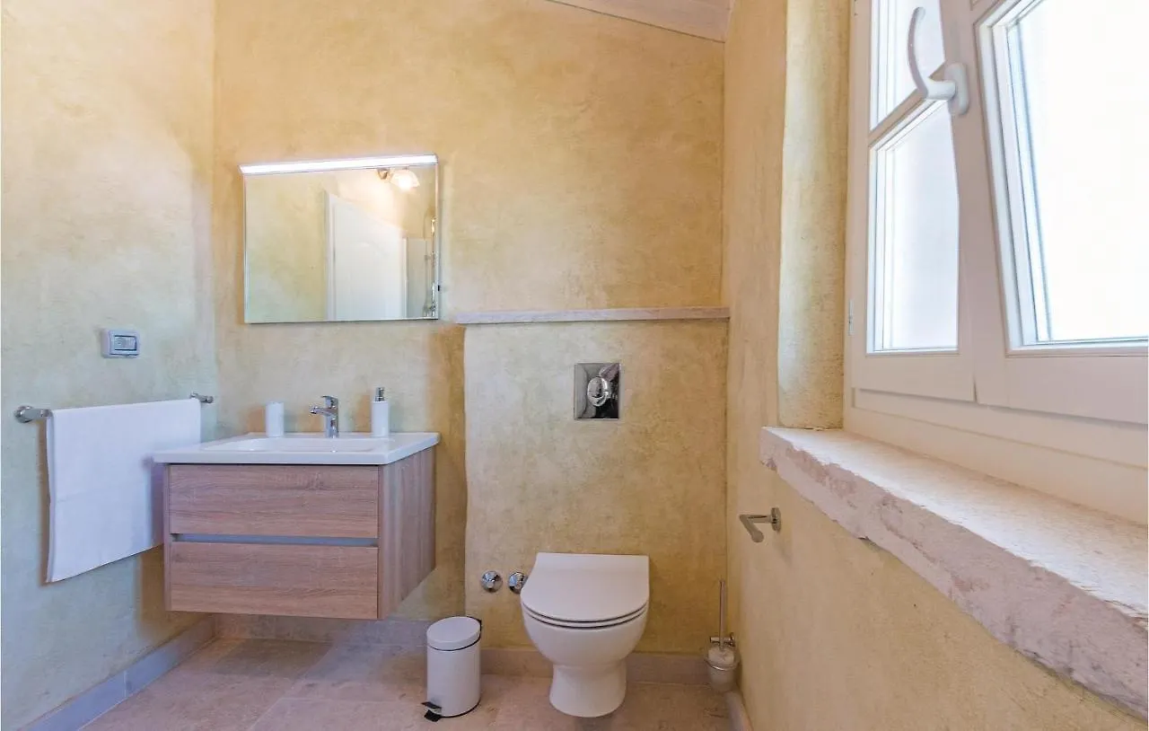5 Bedroom Cozy Home In Vodnjan 0*,