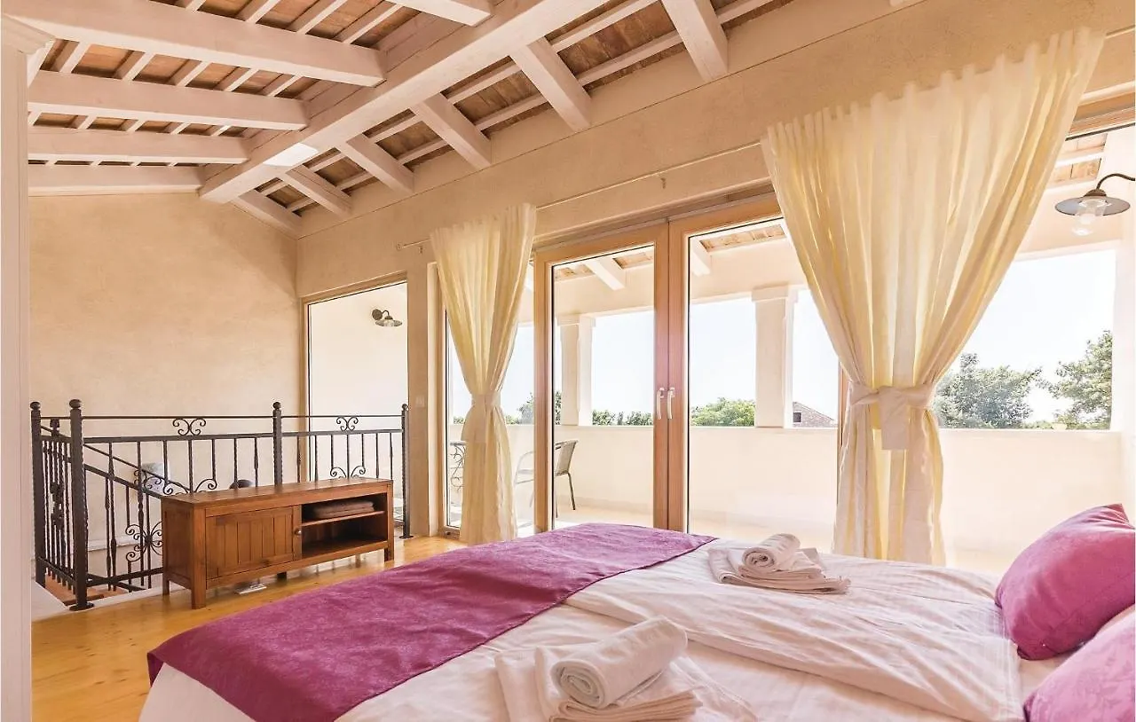 Holiday home 5 Bedroom Cozy Home In Vodnjan