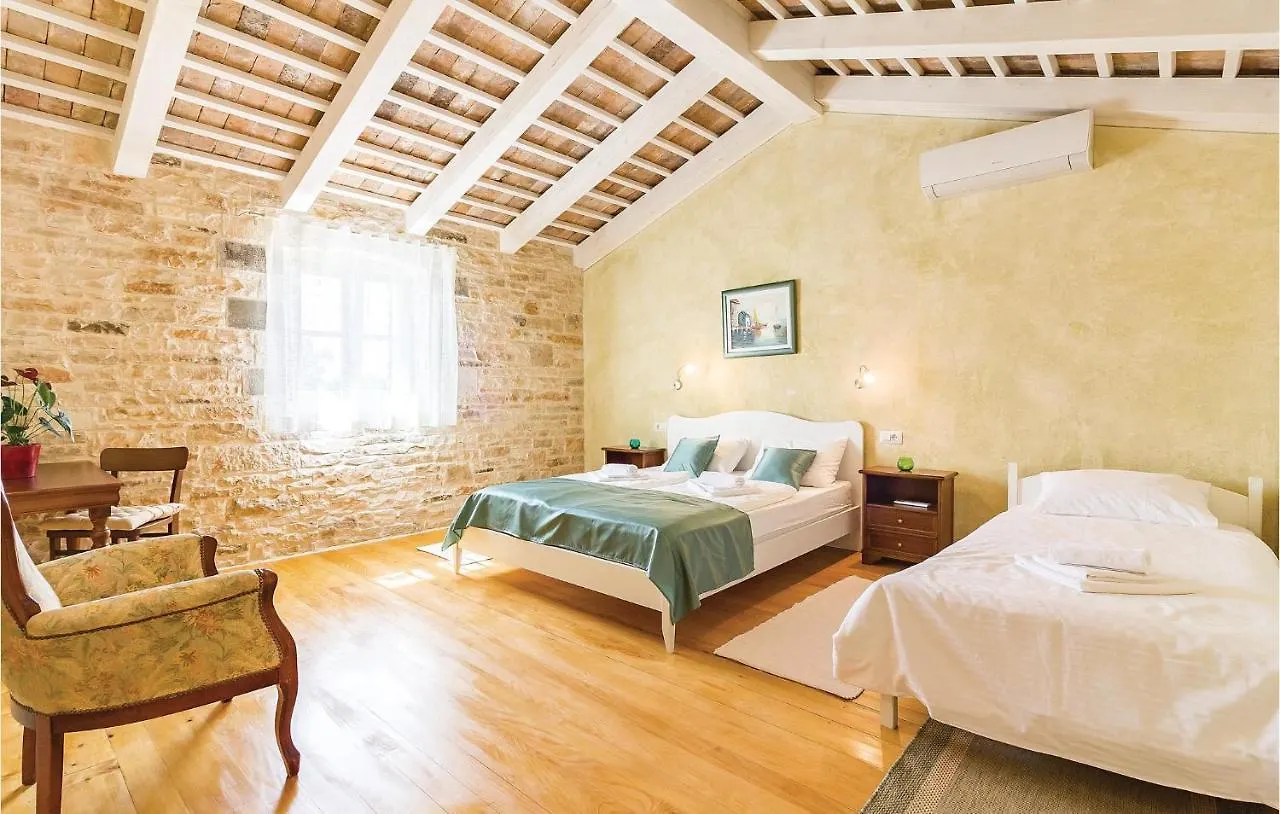 5 Bedroom Cozy Home In Vodnjan