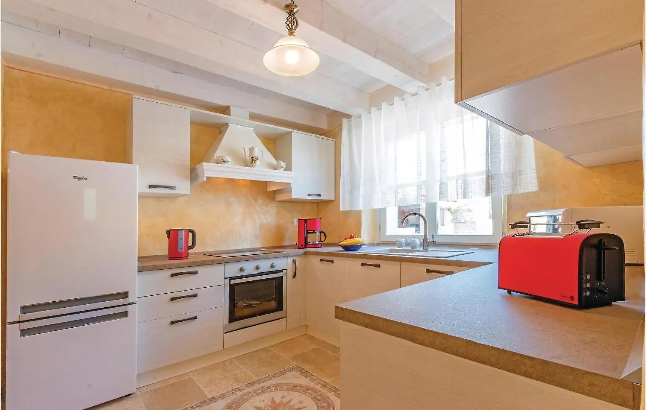 Holiday home 5 Bedroom Cozy Home In Vodnjan