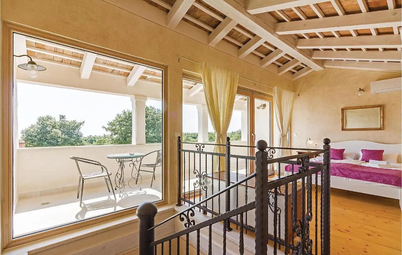 5 Bedroom Cozy Home In Vodnjan